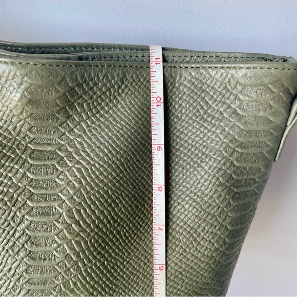 Stone Mountain Olive Green Reptile-Textured Leather Crossbody Bag NWOT - Picture 16 of 16